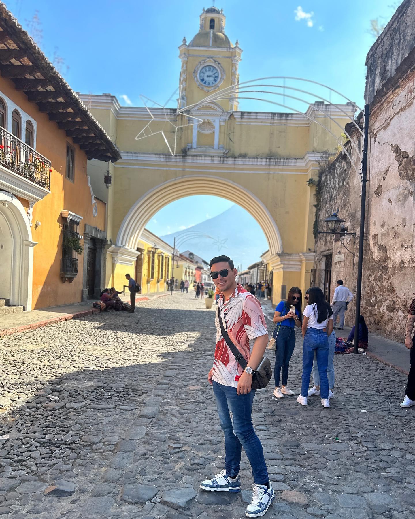 $!Pasea el cantante mazatleco ‘El Yaki’ por las calles de Antigua, Guatemala