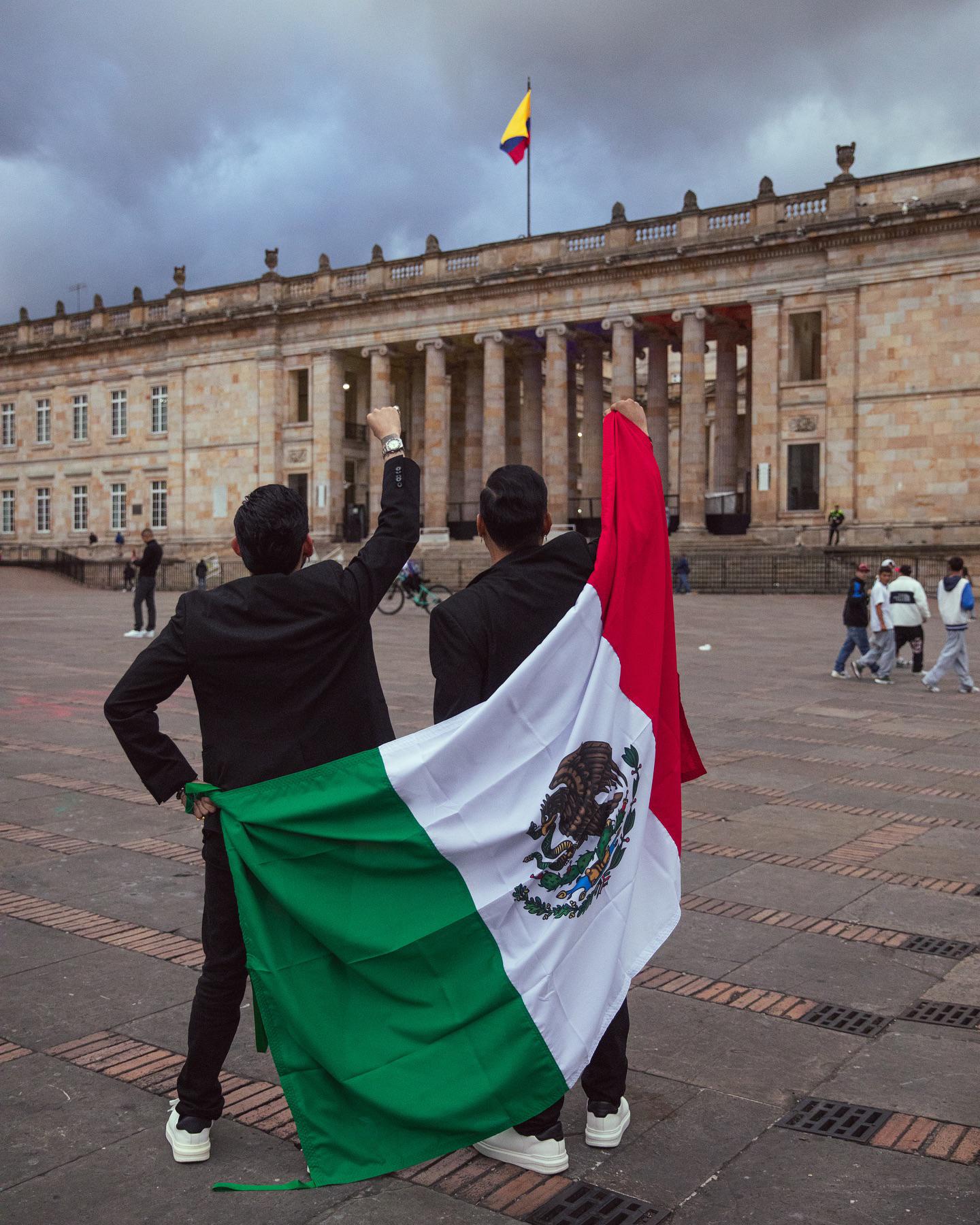 $!Los integrantes de Banda El Recodo orgullosos de su bandera mexicana.