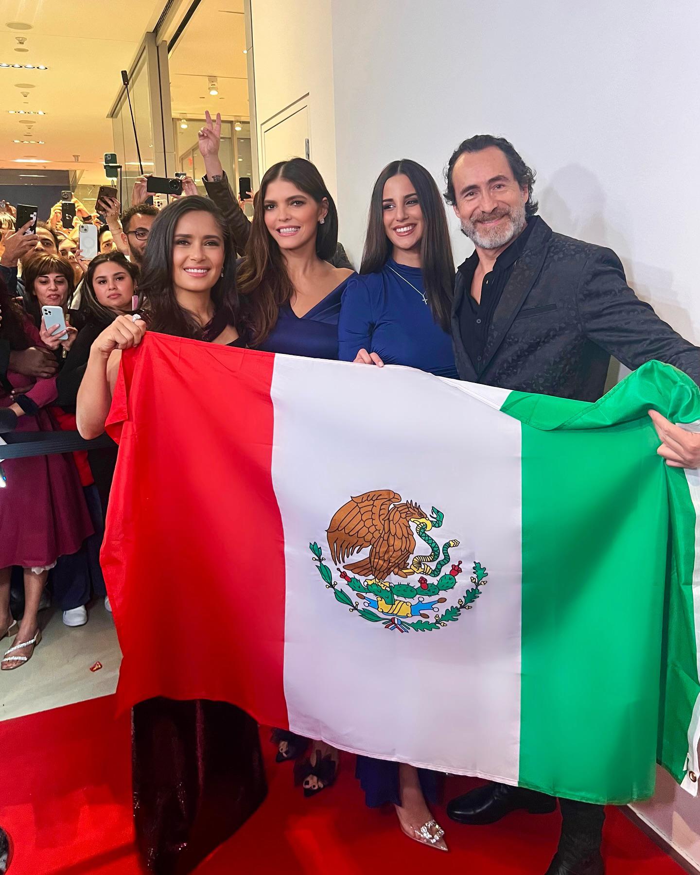 $!Los fans le dieron a Hayek la Bandera nacional, y los actores la extendieron con orgullo.