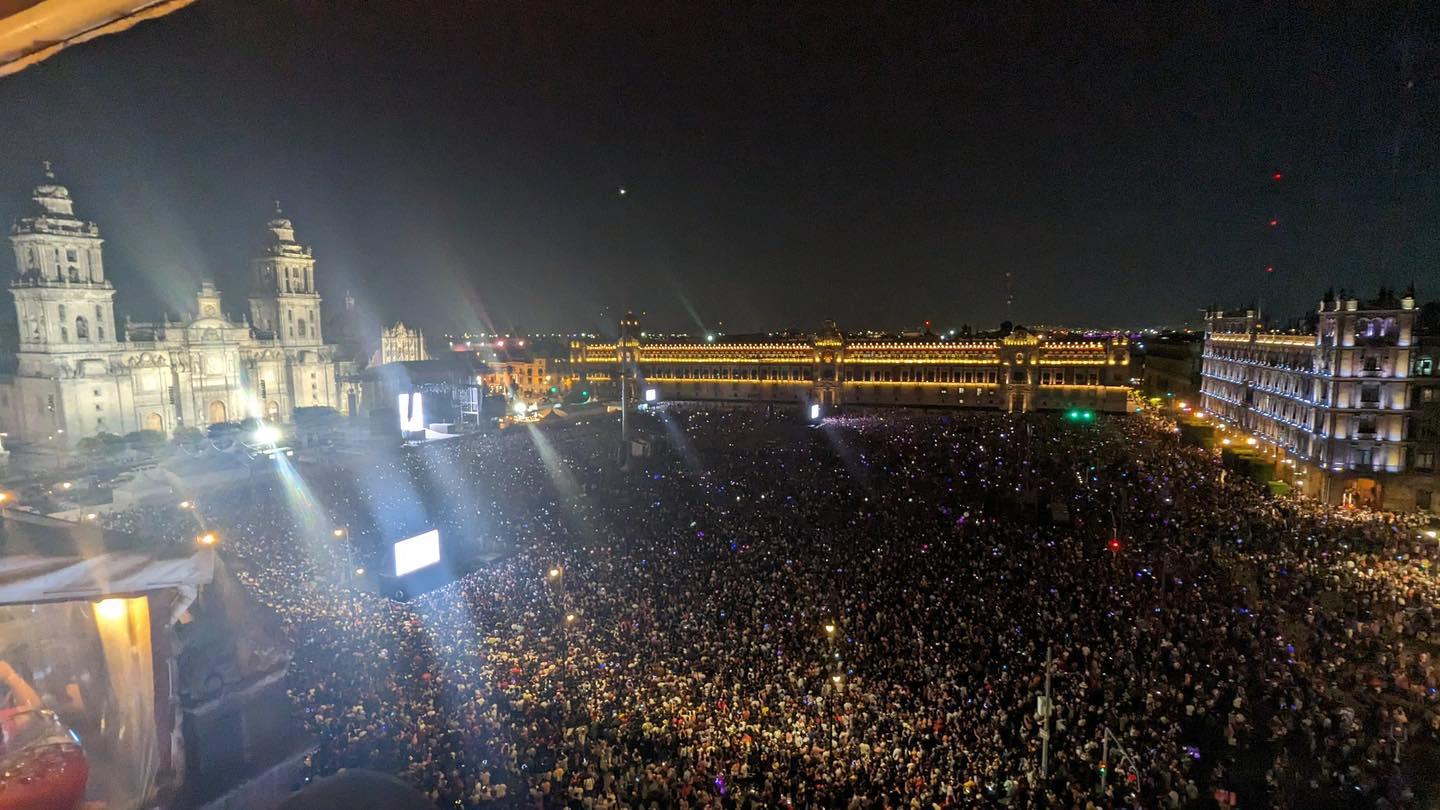 $!Desata Rosalía la locura en el Zócalo capitalino, reúne a más de 200 mil personas