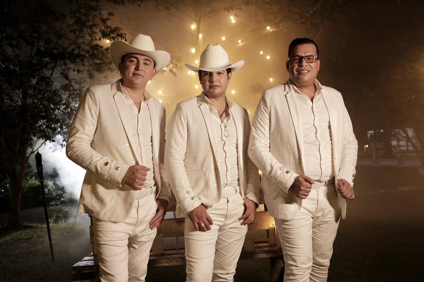 $!Cesar Sánchez, Johnny Cortés, e Israel Meza integran actualmente la agrupación de Los Plebes del Rancho.