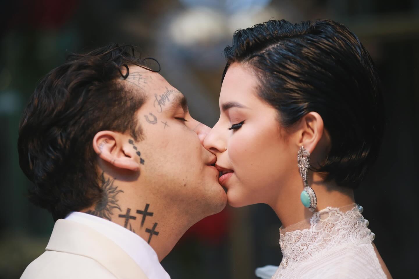 $!Christian Nodal y Ángela Aguilar compartieron en sus redes sus primeras fotos de casados.