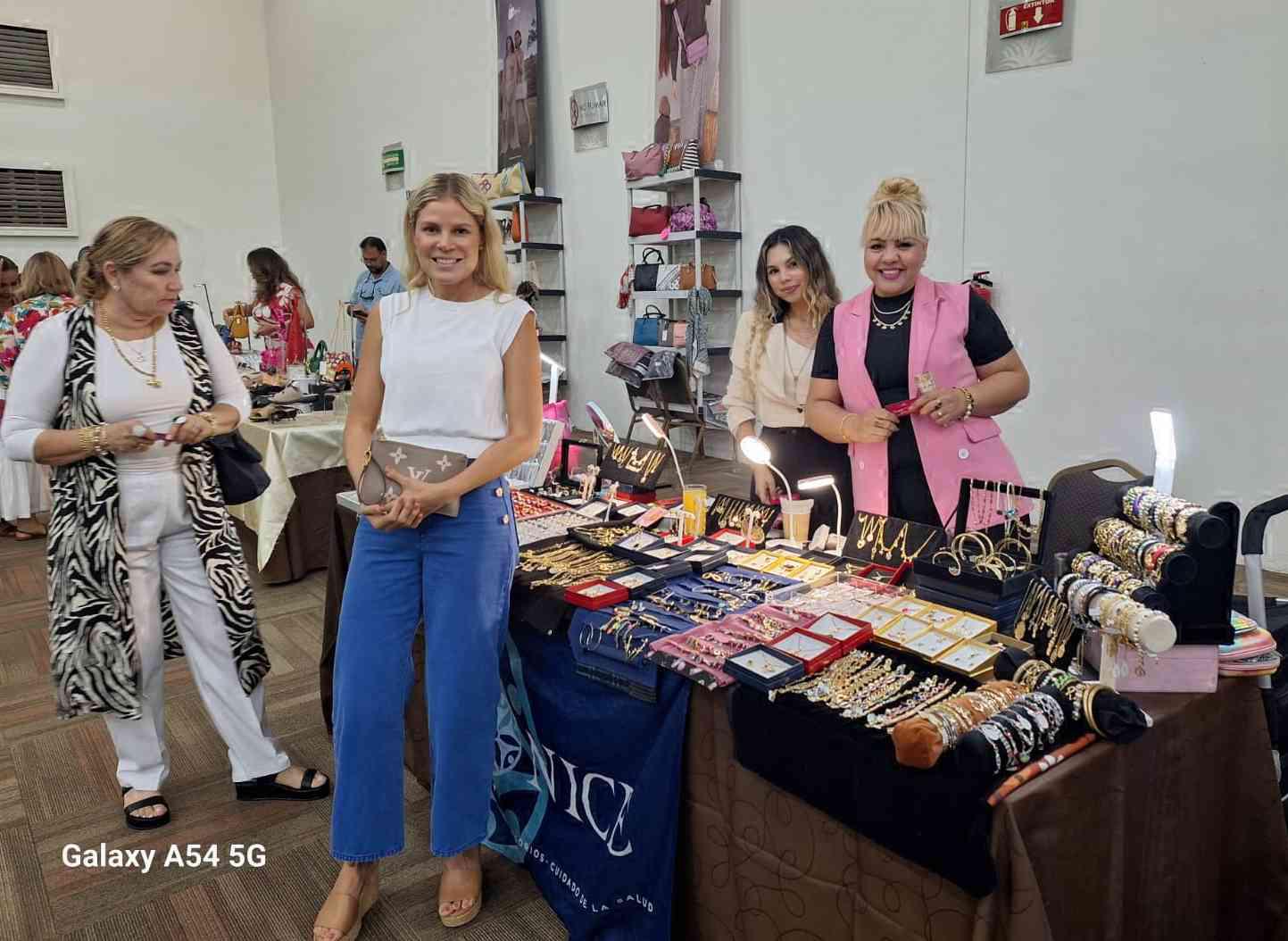 $!Natalia García fue una de las personas que visitaton los stand.