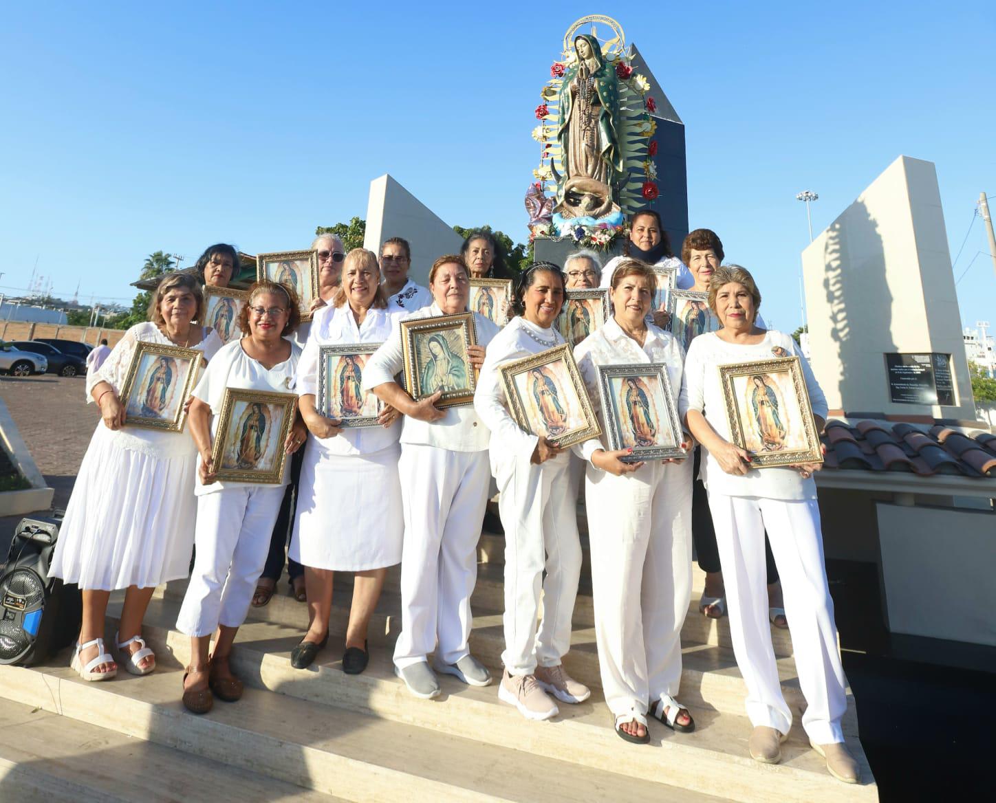 $!Misioneras de la Virgen Peregrina de las familias se toman la fotografía del recuerdo.