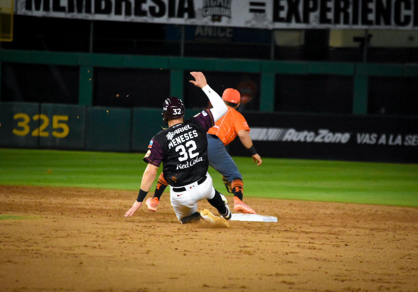 $!Tomateros de Culiacán saca la escoba en el Clásico de la LMP