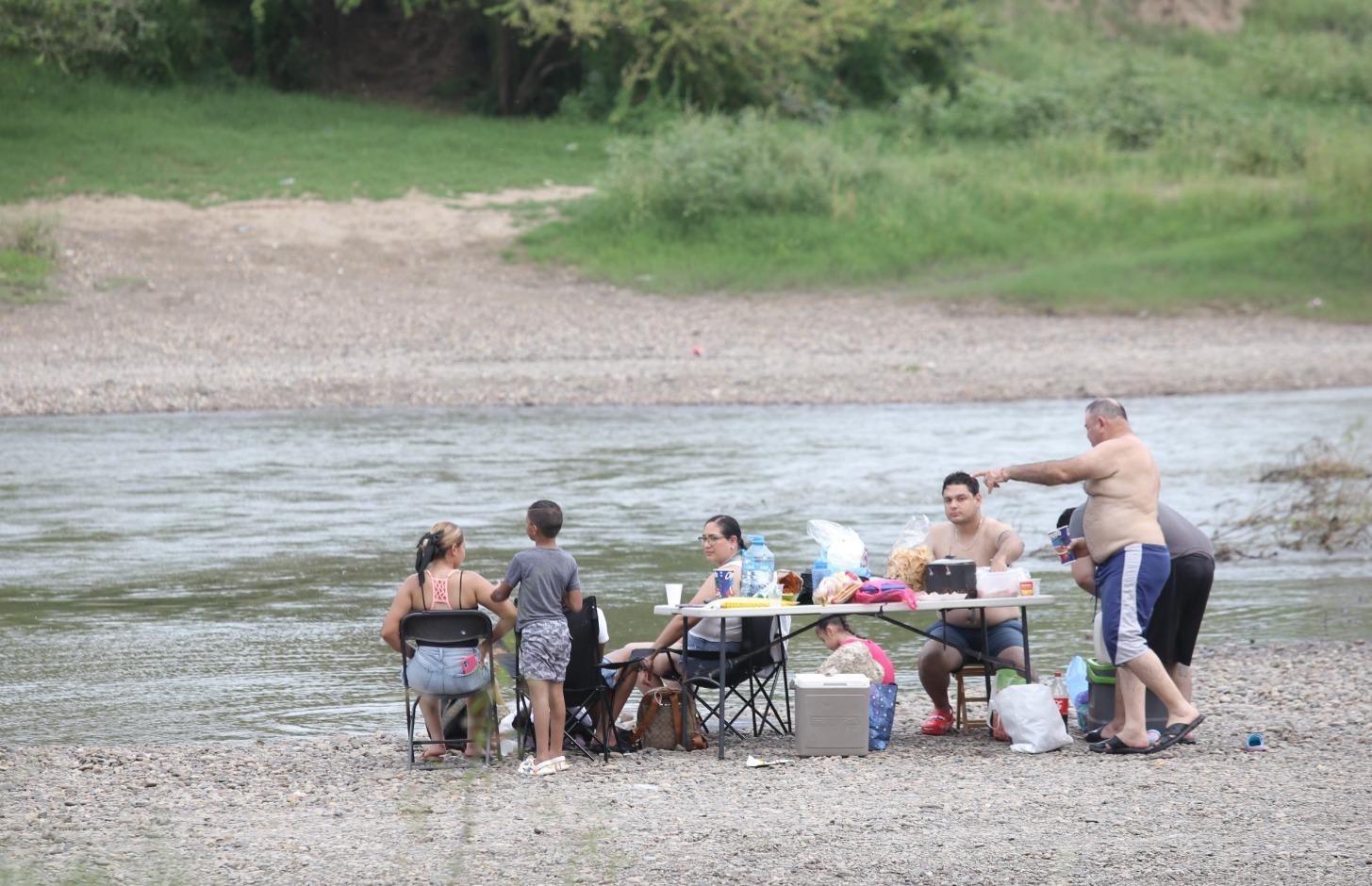 $!Bañistas aprovechan el alto caudal del Río Presidio para refrescarse