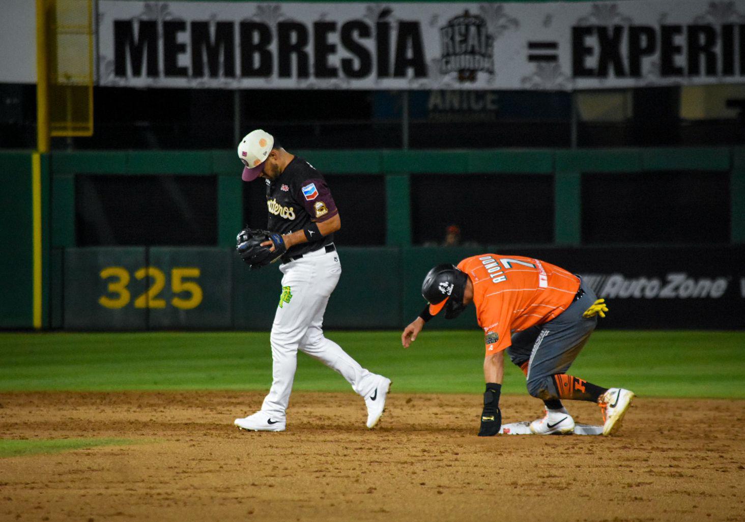 $!Tomateros de Culiacán saca la escoba en el Clásico de la LMP