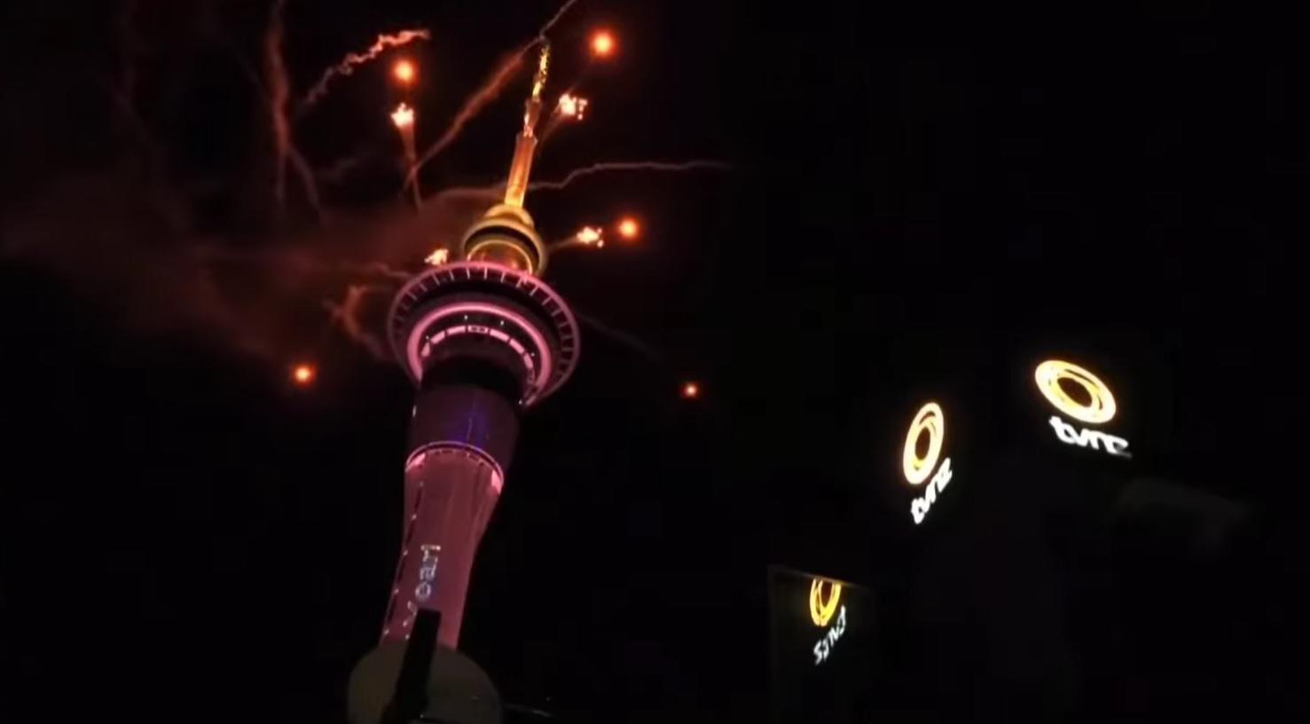 $!Dan bienvenida al Año Nuevo 2025 con espectaculares fuegos artificiales