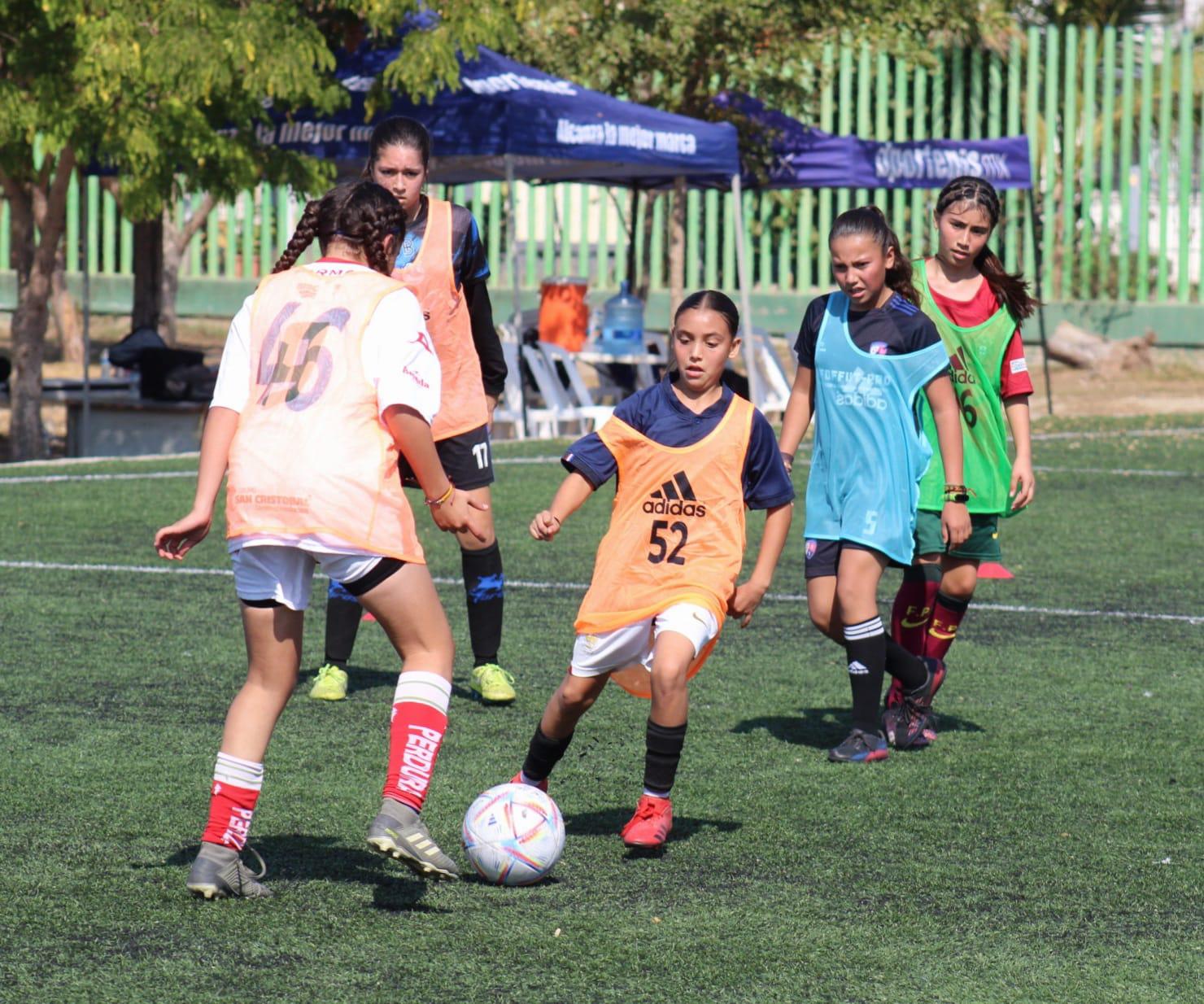 $!Futbolistas mazatlecas ponen a prueba su talento en la Academia Femenil FIFA-FMF