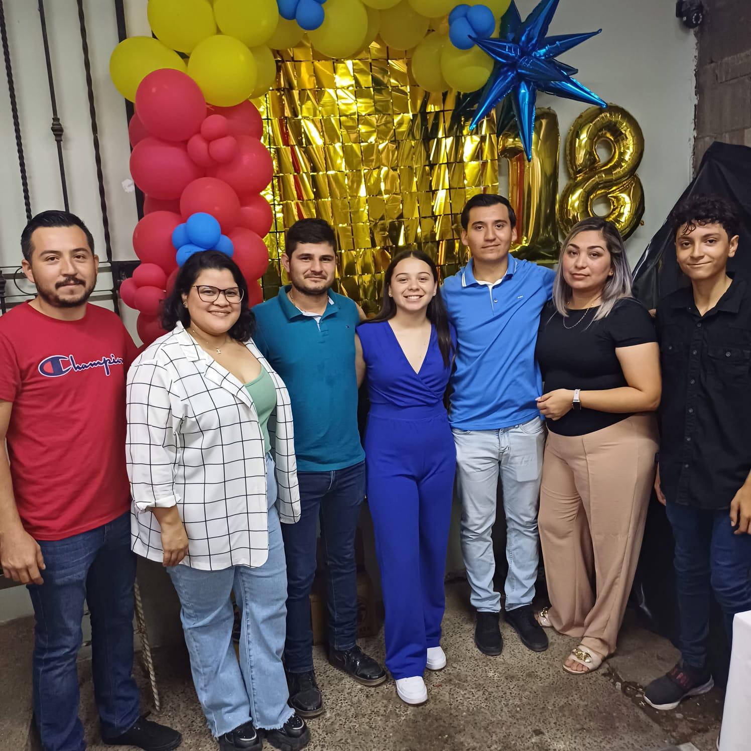 $!Martín e Iris Huerta, José Rodolfo Higuera, Alex Huerta, Itzel Vargas y Juan Carlos Martínez Aguilar, hermanos y primos de la festejada.