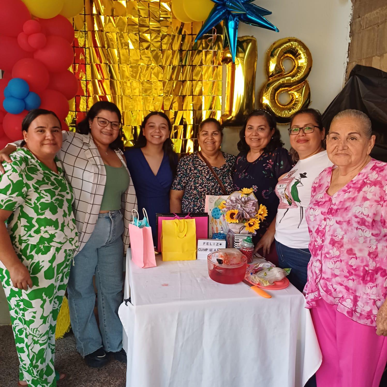 $!Con su mamá, y sus tías Iris, María Ramona, María Juana, Lupita Huerta y María Delgado.