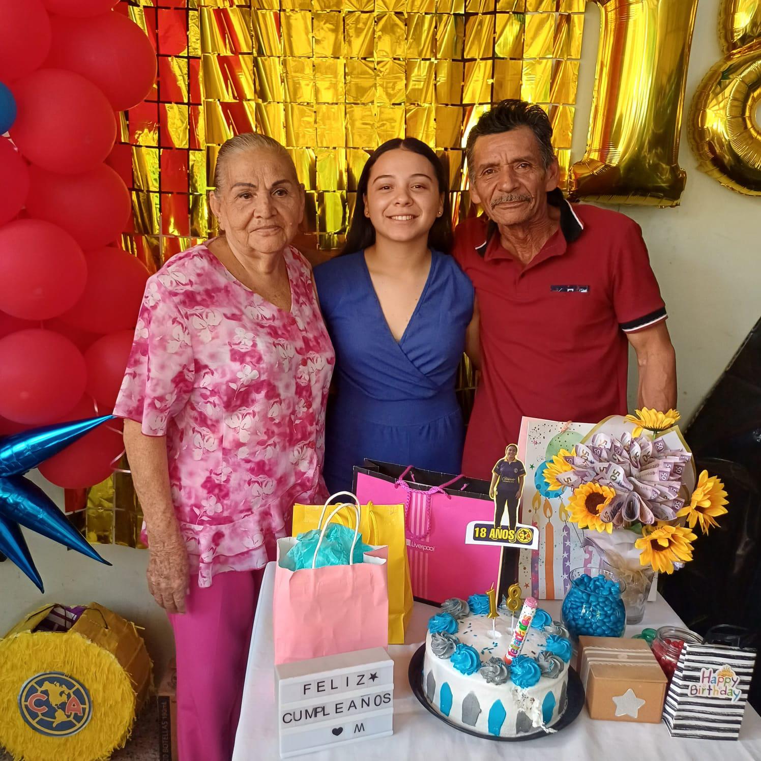 $!Con su abuela María Delgado y su papá Martín Huerta.