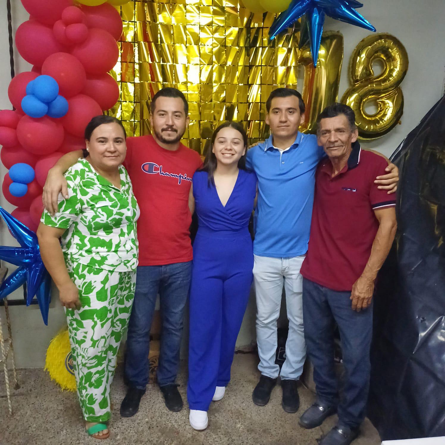 $!Sus papás, Noelia Aguilar y José Martin Huerta, y sus hermanos Martin y Alex Huerta Aguilar son los primeros en felicitar a Melissa.