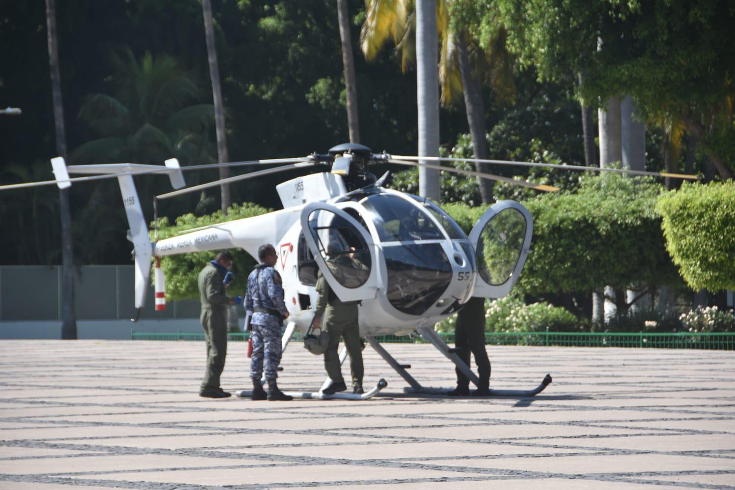 $!Con aterrizaje dos helicópteros, inicia instalación de exposición militar en Palacio de Gobierno