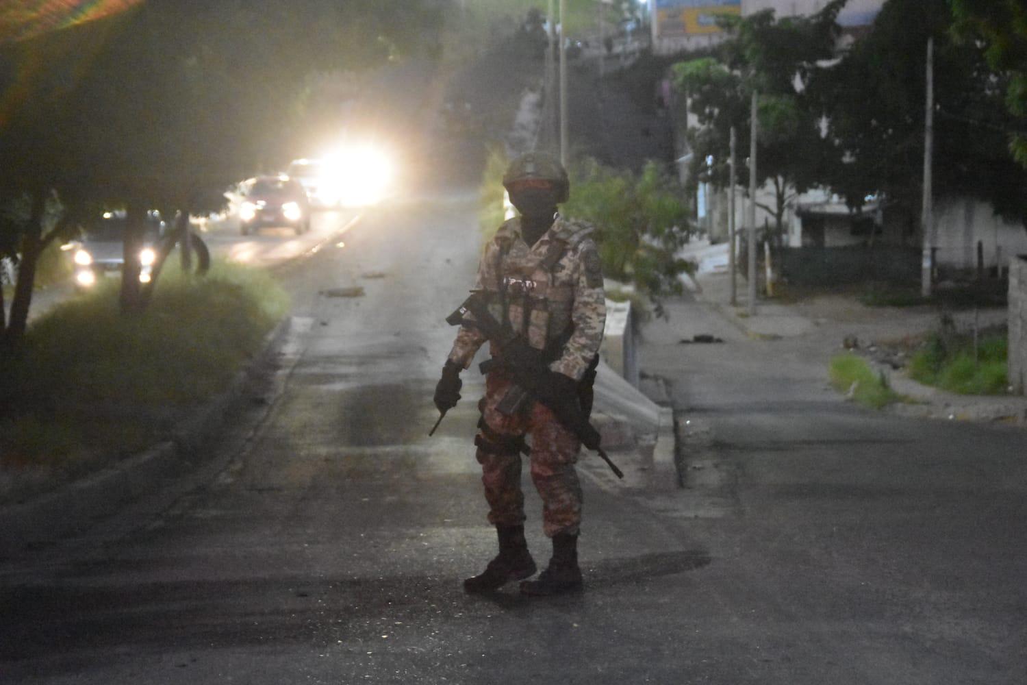 $!Aseguran camioneta con armas en la Progreso, al sur de Culiacán