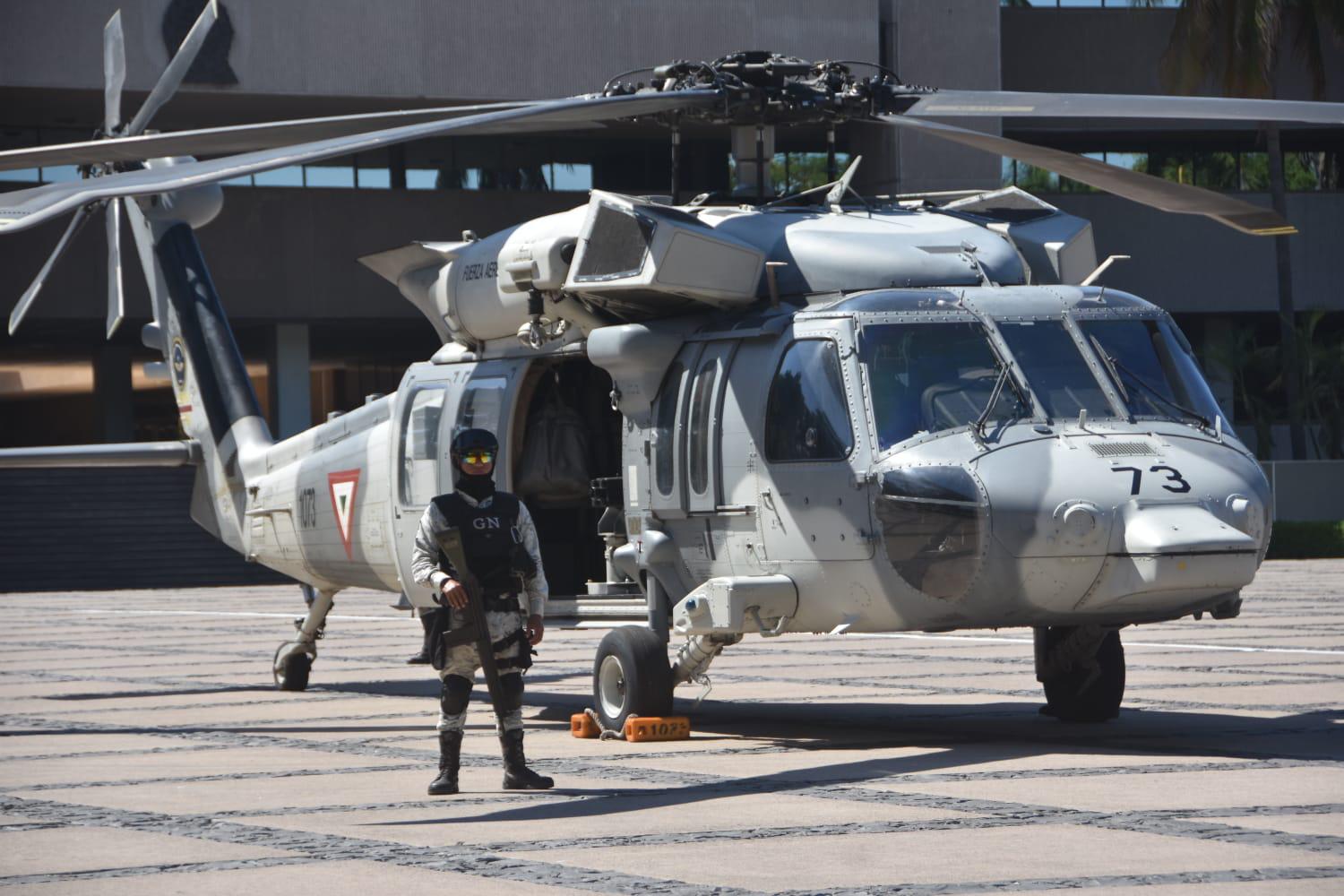 $!Con aterrizaje dos helicópteros, inicia instalación de exposición militar en Palacio de Gobierno