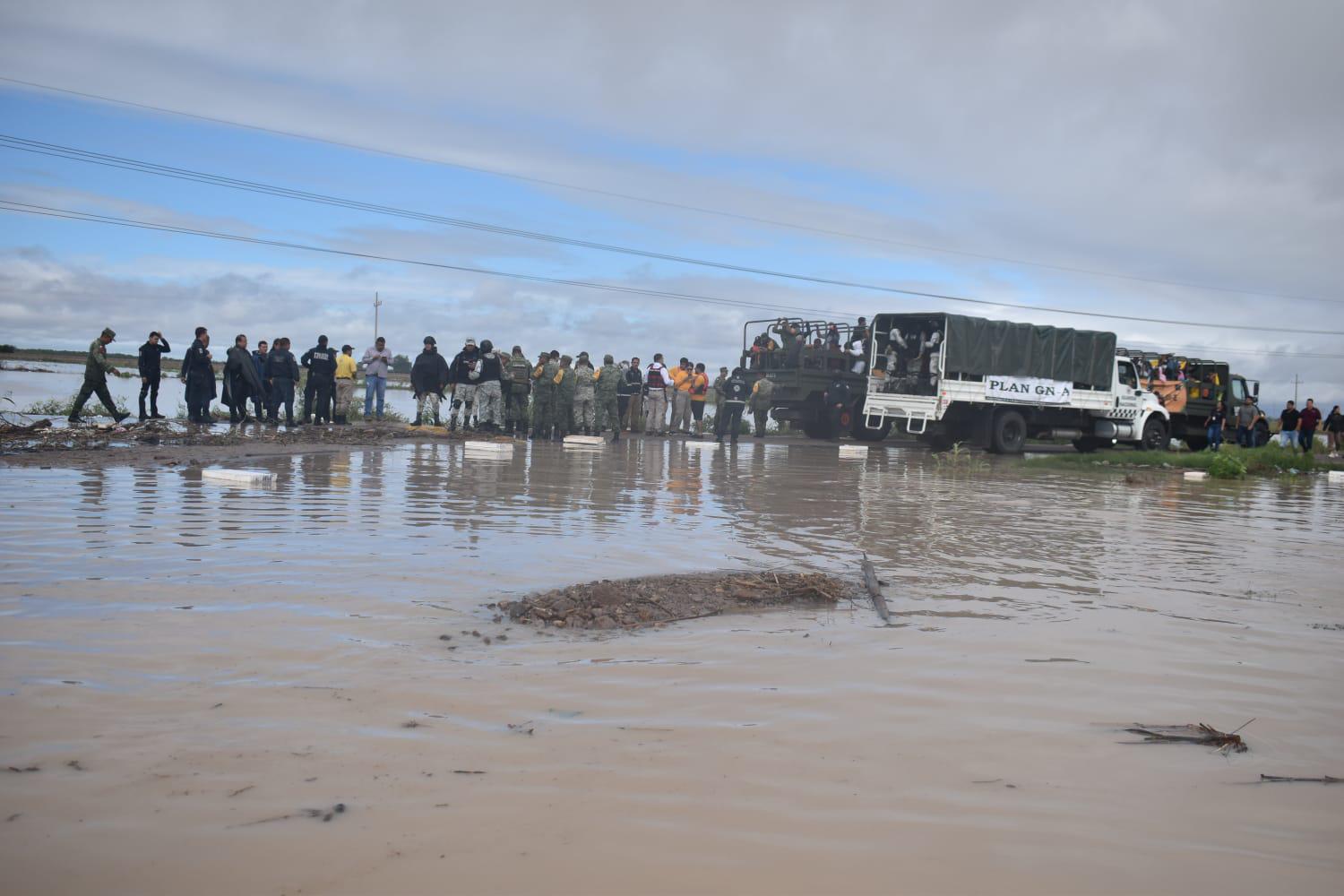 $!Rescatan a 74 jornaleros por inundación en campo agrícola de Villa Juárez