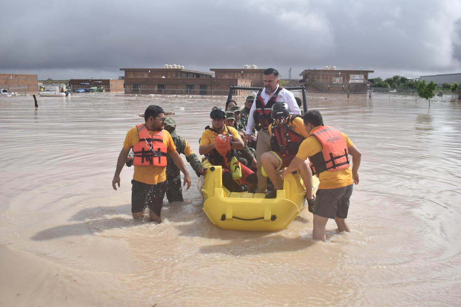 $!Rescatan a 74 jornaleros por inundación en campo agrícola de Villa Juárez