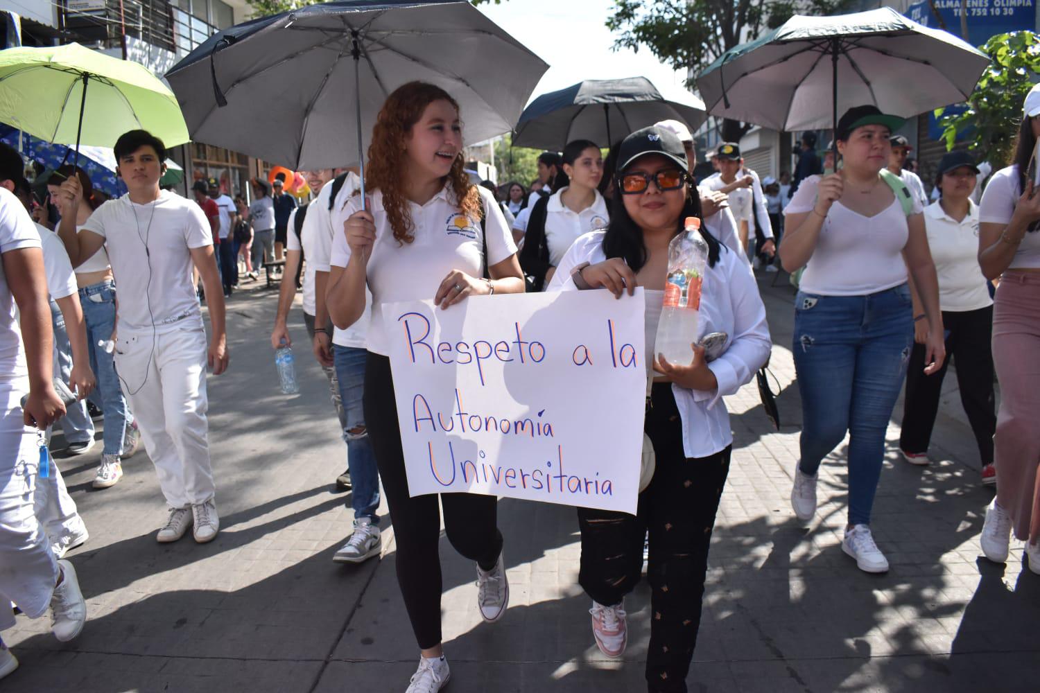 $!Marchan estudiantes de la UAS en defensa de la autonomía universitaria en Culiacán