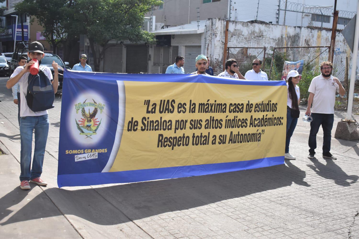 $!Marchan estudiantes de la UAS en defensa de la autonomía universitaria en Culiacán