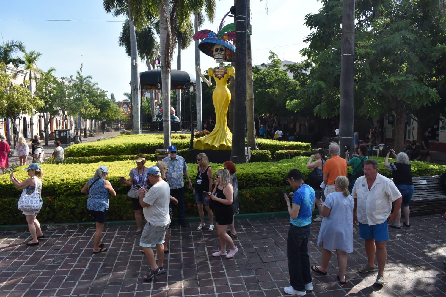 $!Gustan a turistas y locales las catrinas, calaveras y altares en el Centro Histórico de Mazatlán