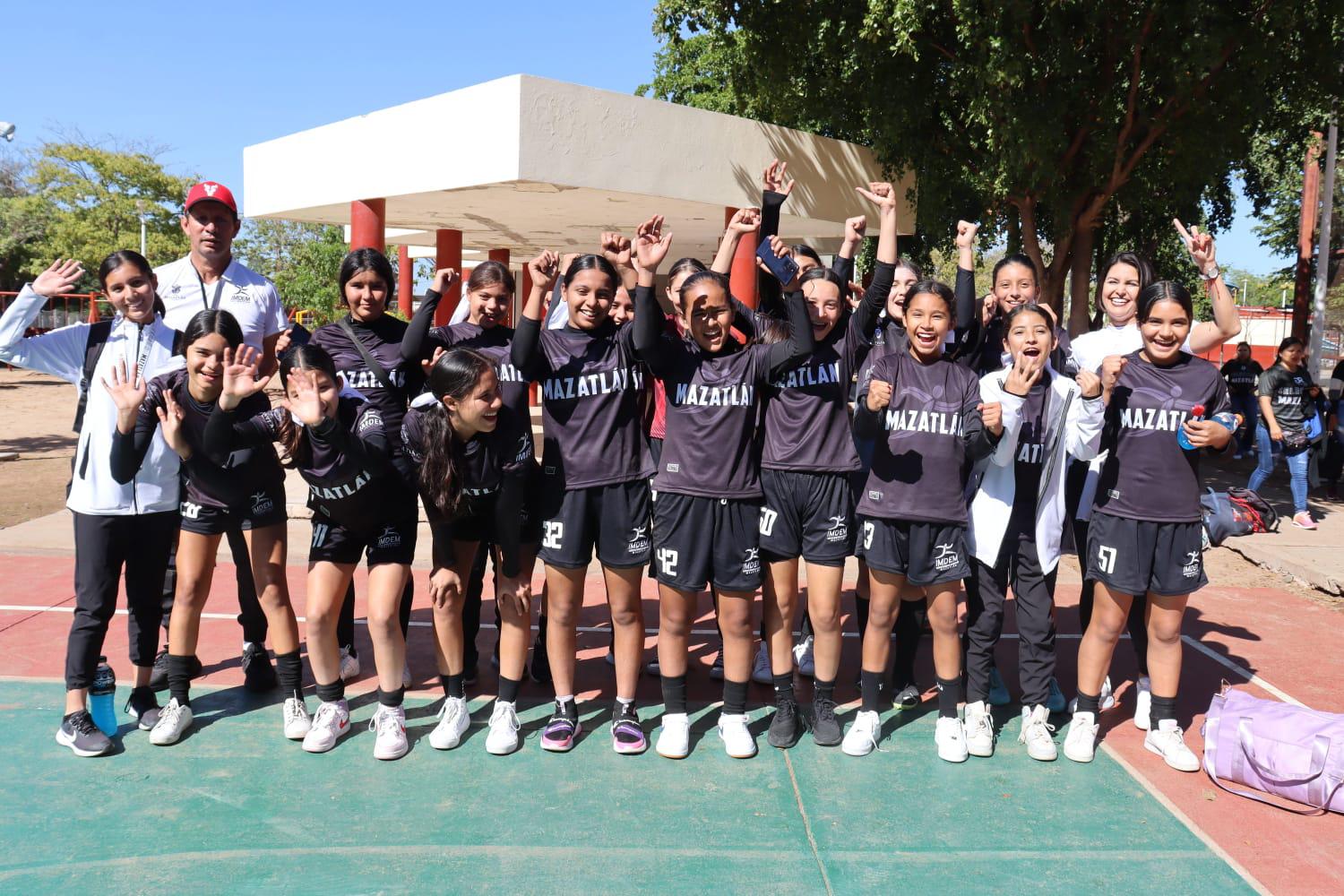 $!Mazatlán y Culiacán dividen victorias en el inicio del estatal de futbol femenil