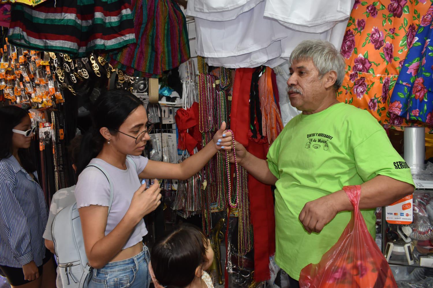 $!Artículos alusivos a la Revolución adornan el Mercado Garmendia en Culiacán