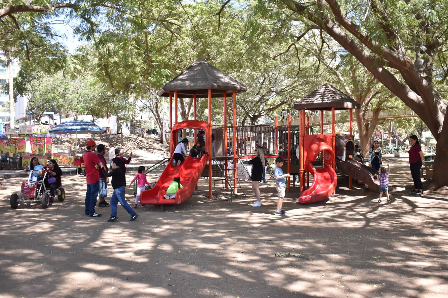 $!Pasan culichis en los parques un Día de la Familia agradable