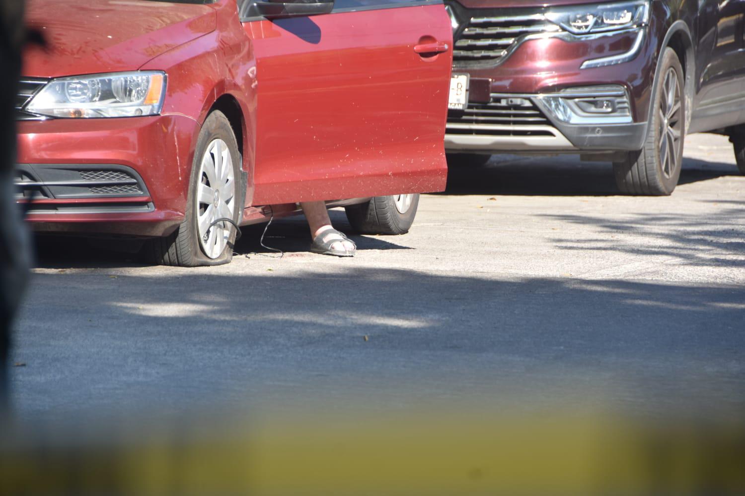 $!Asesinan a balazos a un hombre mientras subía a un vehículo en Pradera Dorada, Culiacán