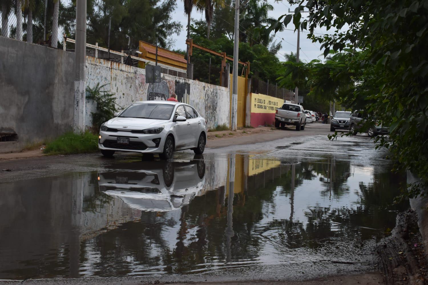 $!Viven en Villas del Estero en medio de fuga de aguas negras