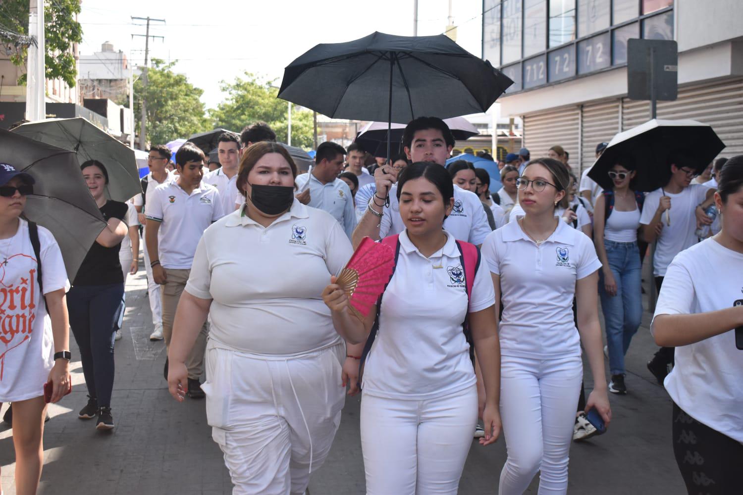 $!Marchan estudiantes de la UAS en defensa de la autonomía universitaria en Culiacán