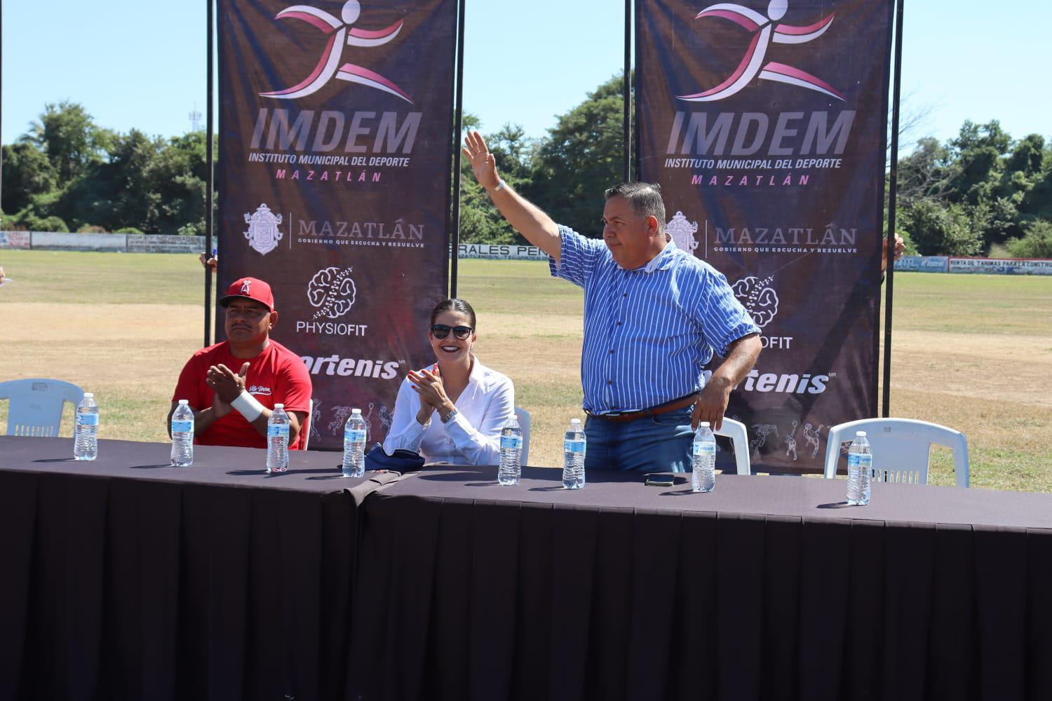 $!Cantan el playball en la Campesina Río Presidio, en honor al ‘Pillo’