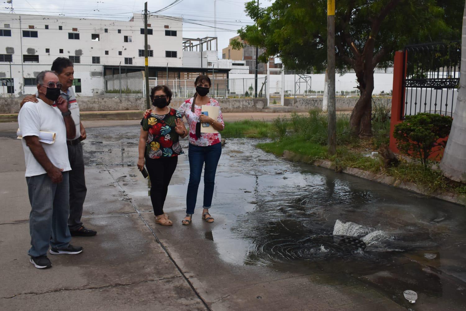 $!Viven en Villas del Estero en medio de fuga de aguas negras