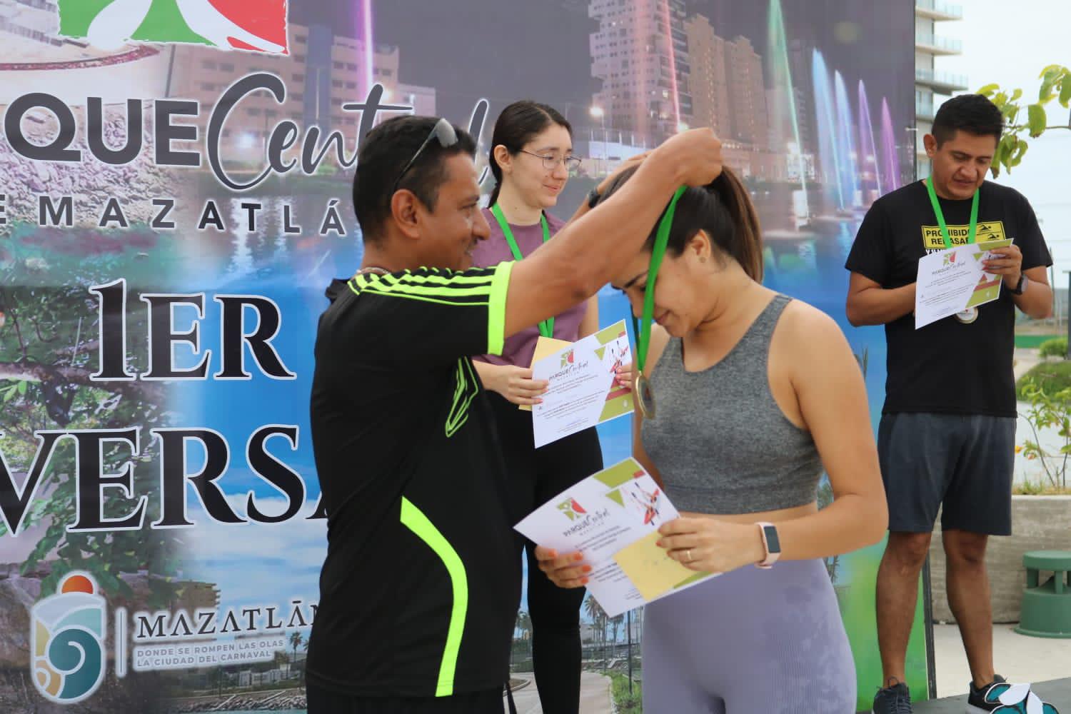 $!Se ponen a prueba en Competencia de Kayaks en el Parque Central Mazatlán