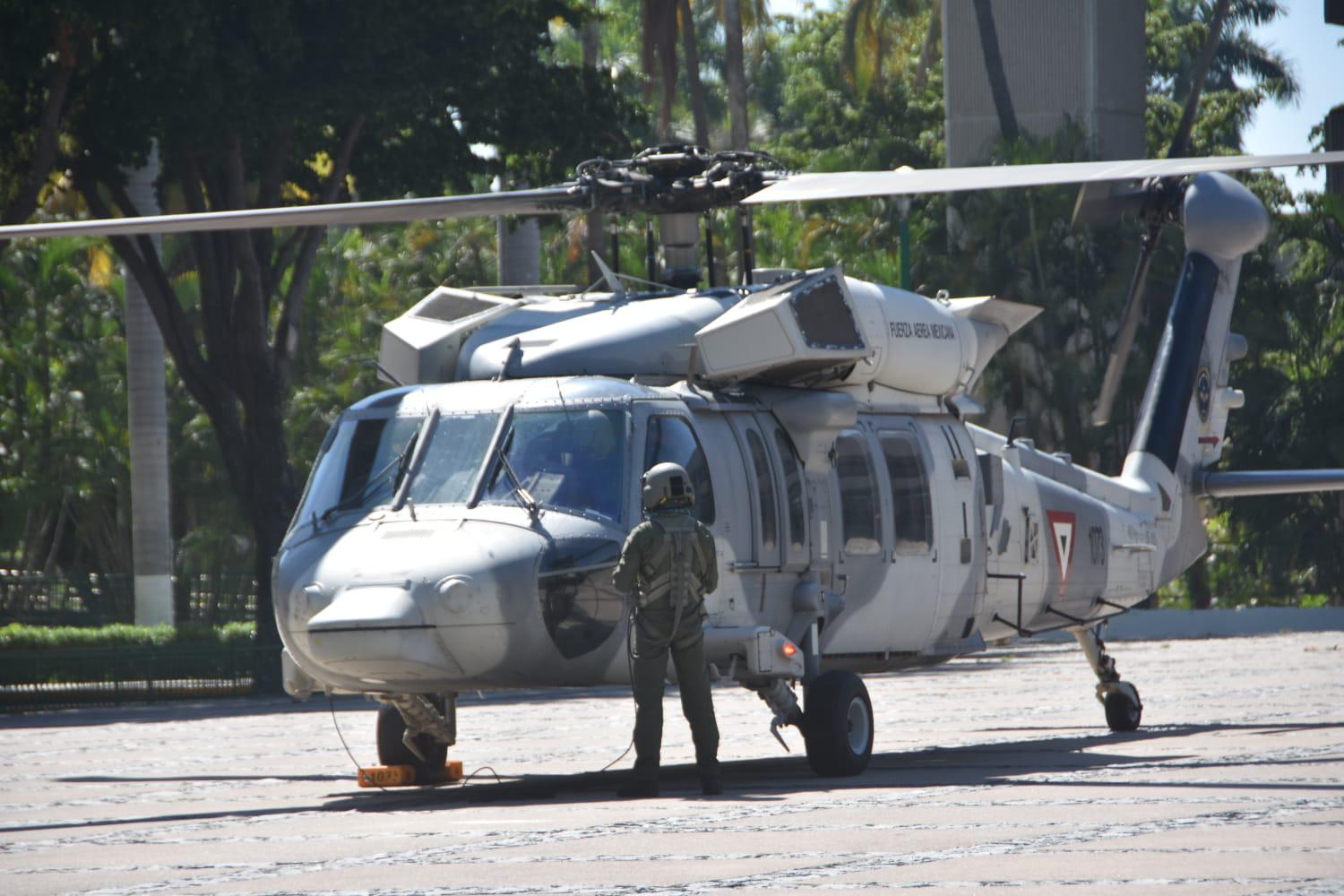 $!Con aterrizaje dos helicópteros, inicia instalación de exposición militar en Palacio de Gobierno