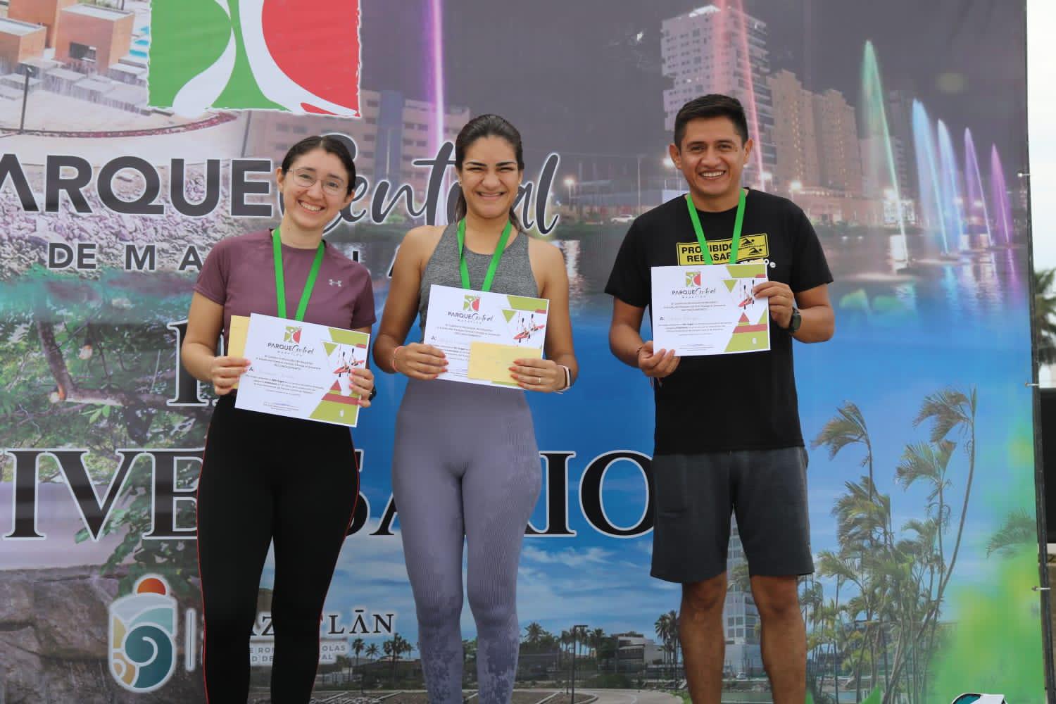 $!Se ponen a prueba en Competencia de Kayaks en el Parque Central Mazatlán