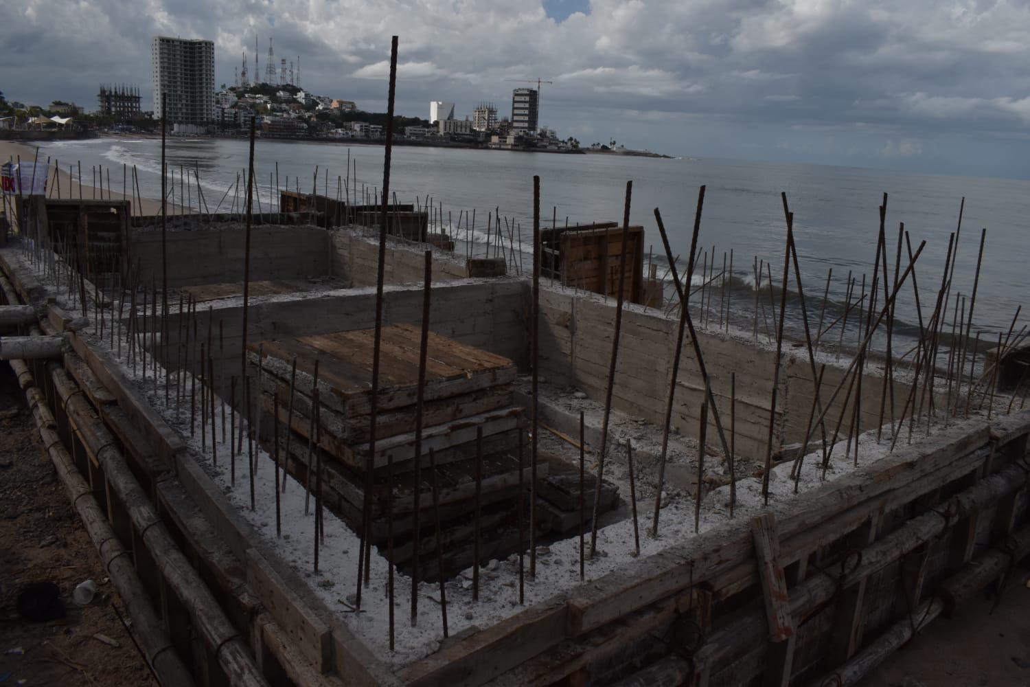 $!Denunciará Alcalde ante Semarnat obra de cimentación de palapa en Mazatlán