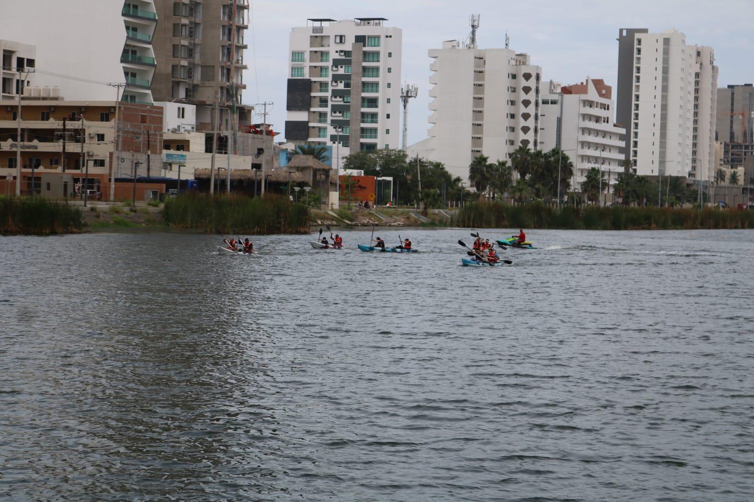 $!Se ponen a prueba en Competencia de Kayaks en el Parque Central Mazatlán