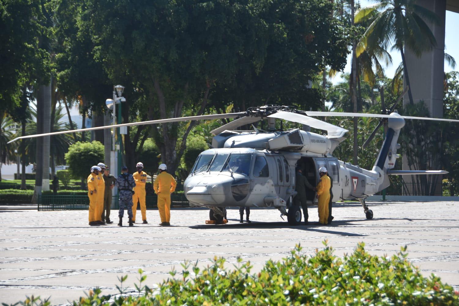 $!Con aterrizaje dos helicópteros, inicia instalación de exposición militar en Palacio de Gobierno