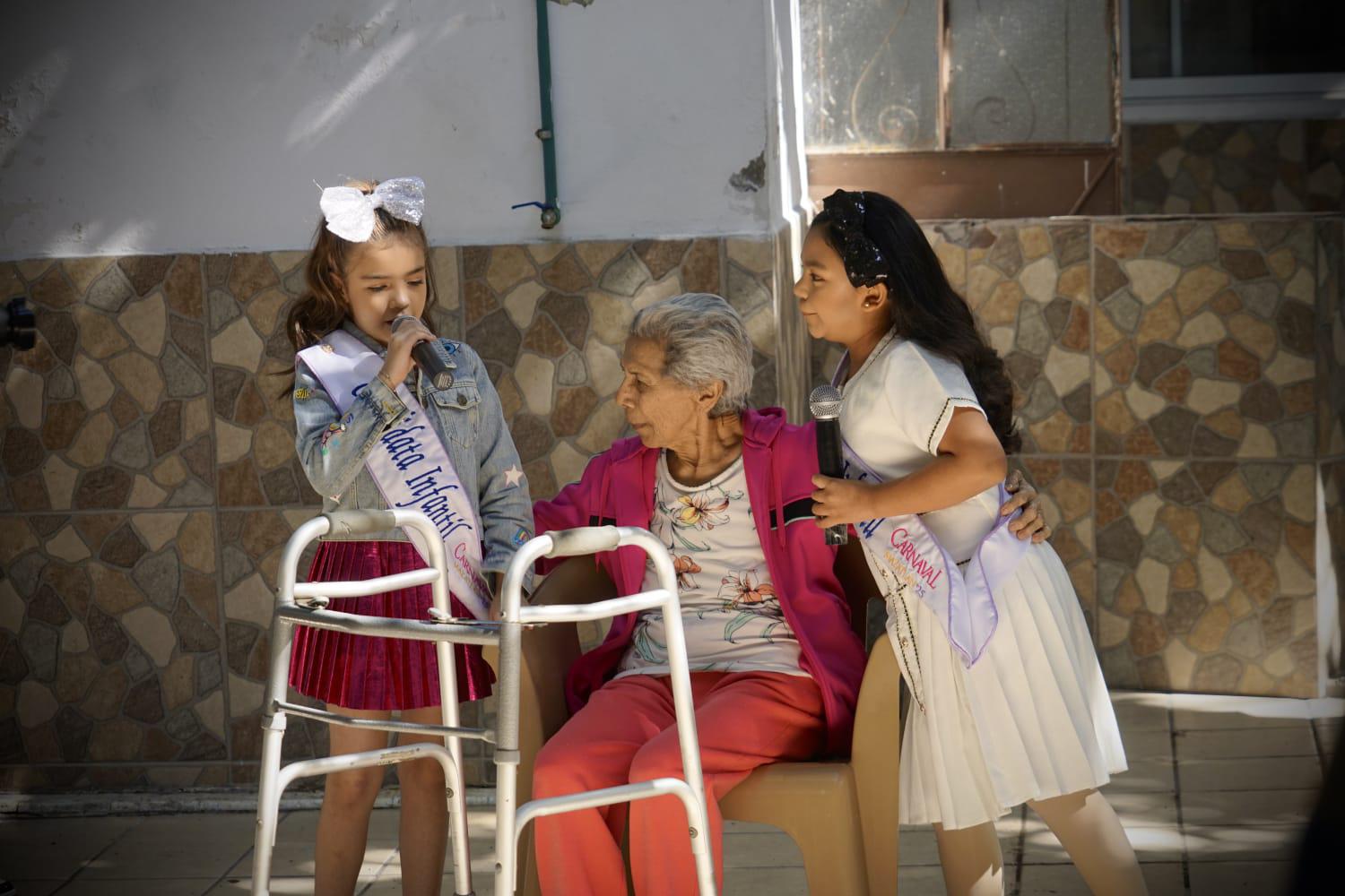 $!Aspirantes a las coronas del Carnaval de Mazatlán celebran el Día de Reyes en el Asilo de Ancianos