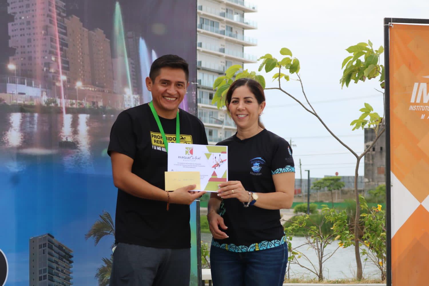 $!Se ponen a prueba en Competencia de Kayaks en el Parque Central Mazatlán