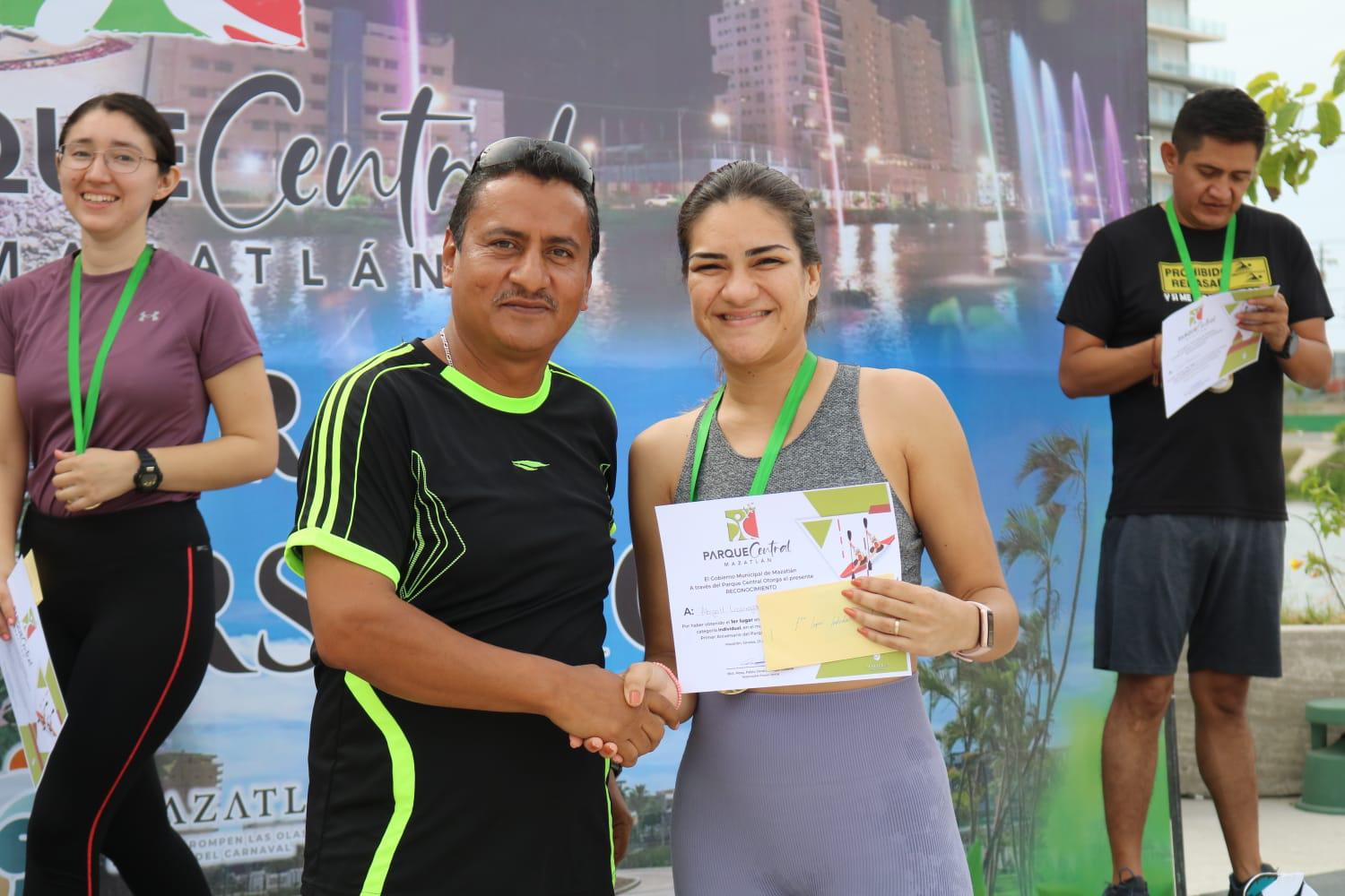 $!Se ponen a prueba en Competencia de Kayaks en el Parque Central Mazatlán