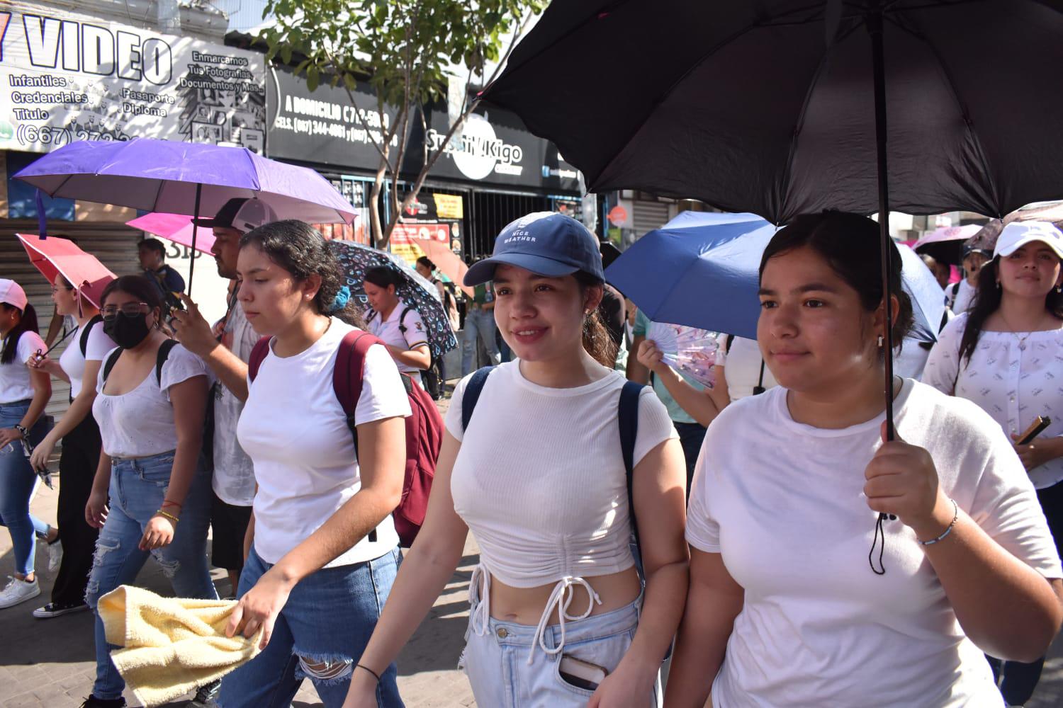 $!Marchan estudiantes de la UAS en defensa de la autonomía universitaria en Culiacán