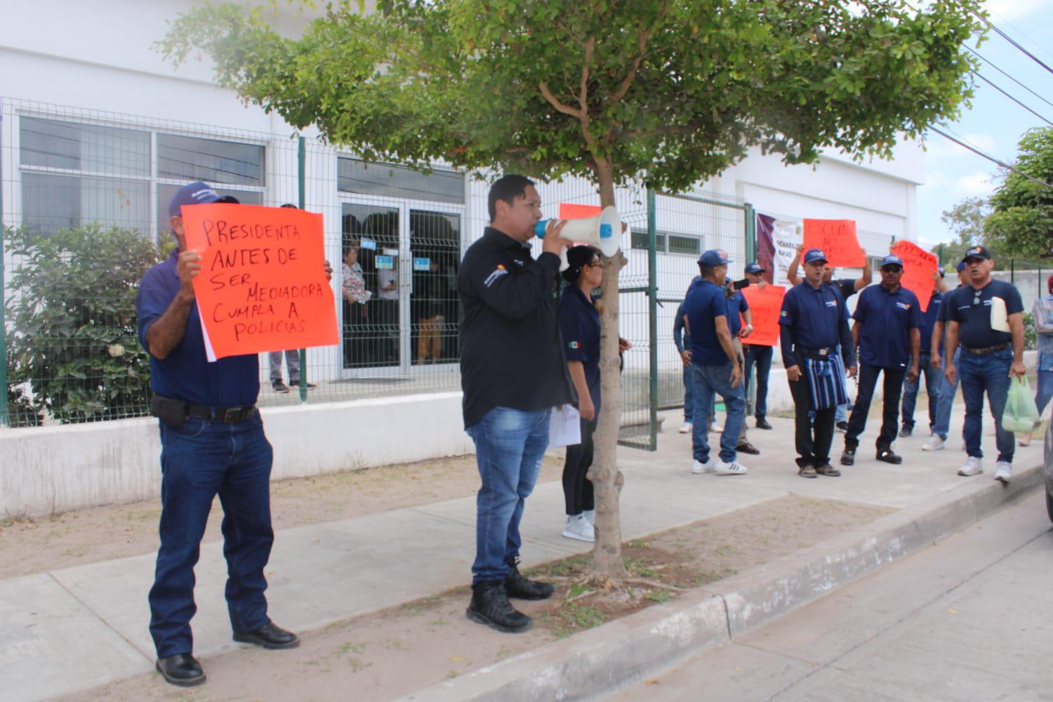 $!Con megáfono piden a Alcaldesa ganar como policías de Mazatlán o Culiacán