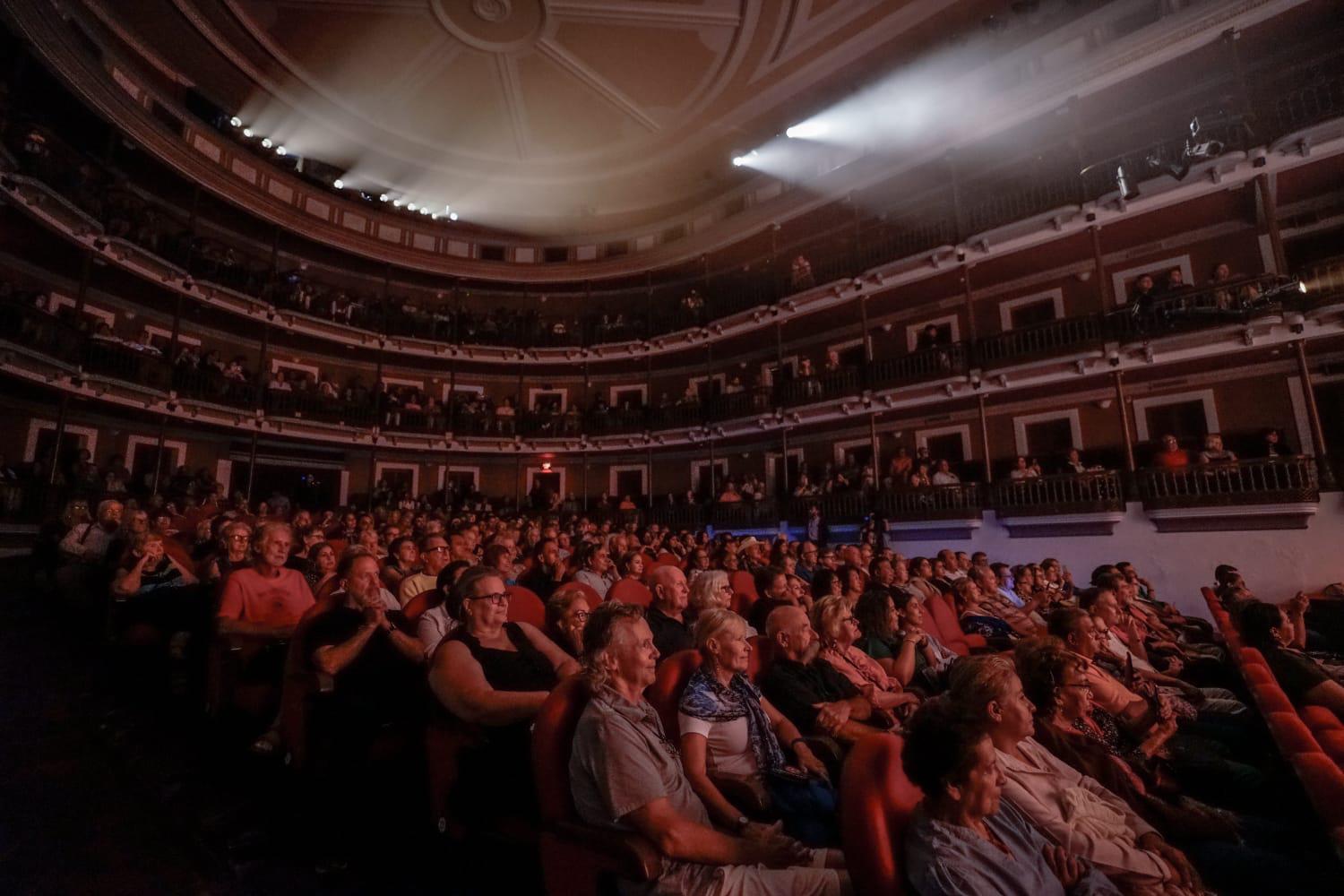 $!El público llenó el Teatro Ángela Peralta.