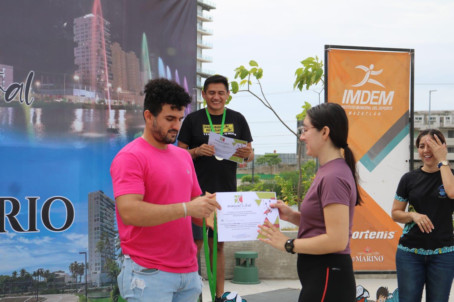 $!Se ponen a prueba en Competencia de Kayaks en el Parque Central Mazatlán