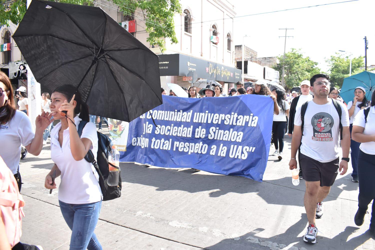 $!Marchan estudiantes de la UAS en defensa de la autonomía universitaria en Culiacán