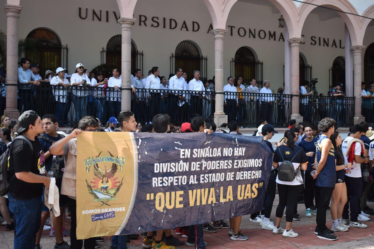 $!Marchan estudiantes de la UAS en defensa de la autonomía universitaria en Culiacán