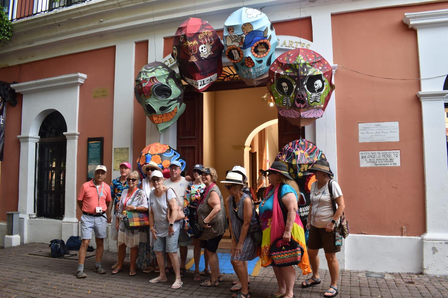 $!Gustan a turistas y locales las catrinas, calaveras y altares en el Centro Histórico de Mazatlán