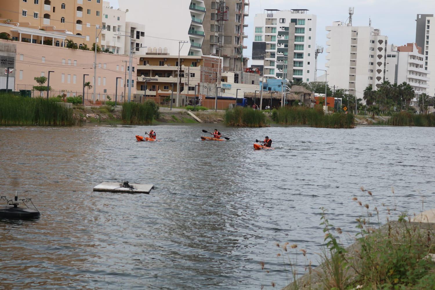 $!Se ponen a prueba en Competencia de Kayaks en el Parque Central Mazatlán